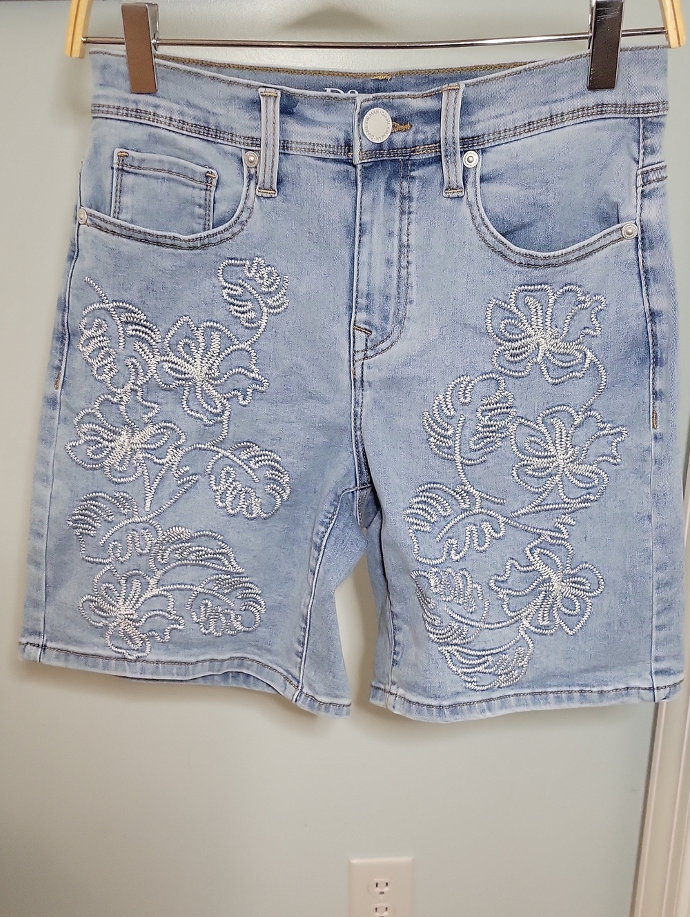 DG2 Light Wash Denim Jean Shorts with Embroidered Tropical Design Size 4